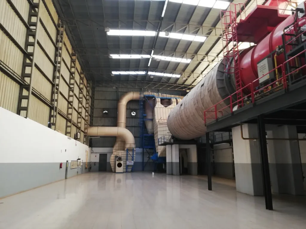 Uscător industrial instalat într-o fabrică de procesare a lucernei