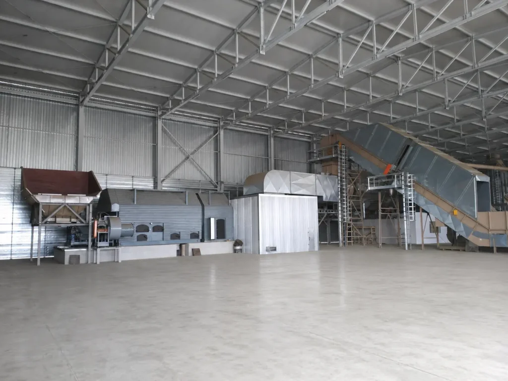 Linie industrială completă pentru procesarea lucernei într-o hală