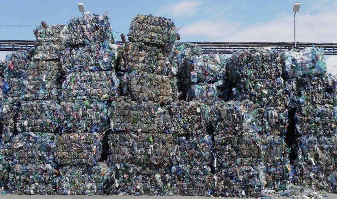 Baloți de plastic compactat într-o instalație de reciclare