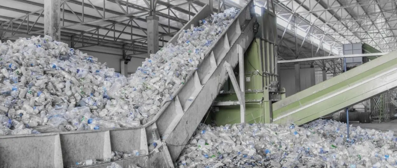 Bandă transportoare cu recipiente PET într-o fabrică de reciclare